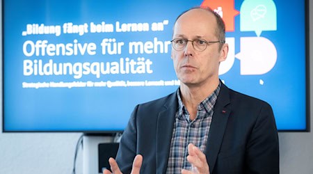 Bremens neuer Bildungssenator Mark Rackles hat sich ehrgeizige Ziele gesetzt. / Foto: Sina Schuldt/dpa