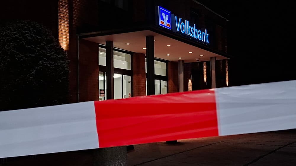 Einsatzkräfte der Polizei arbeiten an einer Volksbank-Filiale in Stuhr, wo Schließfächer aufgebrochen wurden.   / Foto: Kai Moorschlatt/dpa