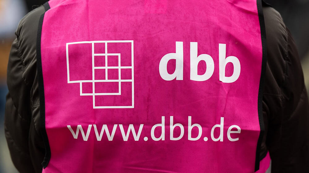 Der Beamtenbund und Tarifrunion (dbb) fordert sieben Prozent mehr Einkommen, mindestens aber 300 Euro mehr. (Archivbild) / Foto: Robert Michael/dpa