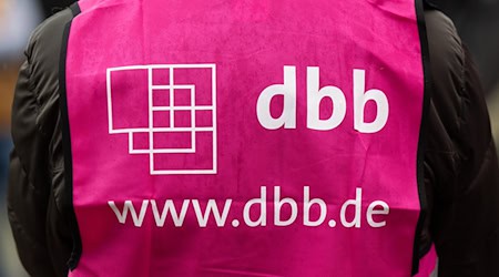 Der Beamtenbund und Tarifrunion (dbb) fordert sieben Prozent mehr Einkommen, mindestens aber 300 Euro mehr. (Archivbild) / Foto: Robert Michael/dpa