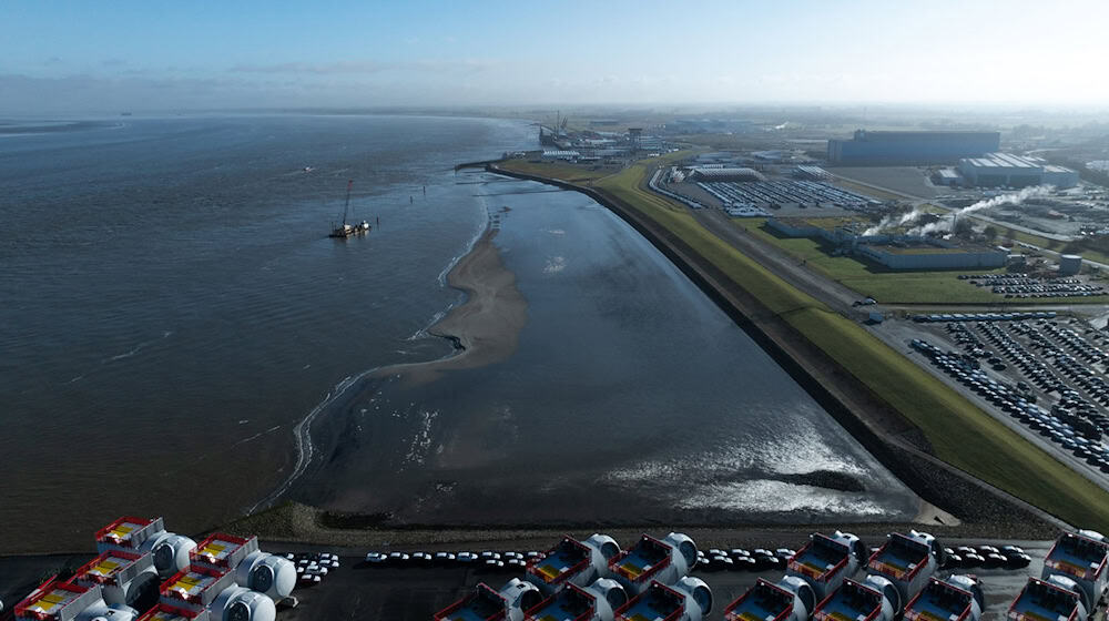 Vor Cuxhaven liegt seit Tagen ein gestrandetes Segelbschiff. (Symbolbild) / Foto: Philipp Schulze/dpa