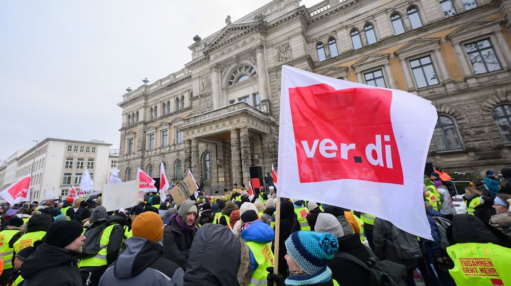Hunderte Menschen beteiligten sich an der zentralen Kundgebung der Gewerkschaft Verdi. / Foto: Julian Stratenschulte/dpa