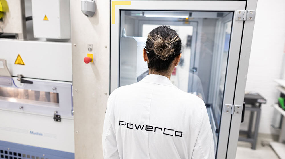 Ein neuer Tarifabschluss sieht für die Belegschaft der VW-Tochter PowerCo eine Beschäftigungssicherung bis 2030 vor. (Archivbild) / Foto: Moritz Frankenberg/dpa