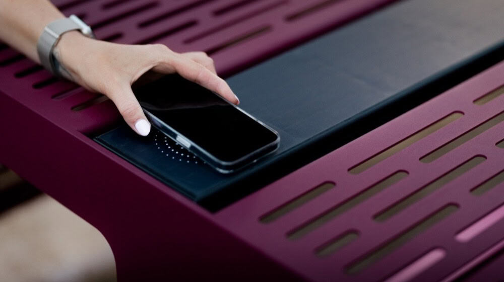 Moderne Stadtmöbel mit integrierter Ladefunktion verbinden Komfort, Digitalisierung und Nachhaltigkeit im urbanen Alltag. / Foto: BENKERT BÄNKE