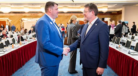 Zum Verhandlungsauftakt begrüßen sich die Verhandlungsführer Oliver Heinrich (IG BCE, links) und Matthias Bürk (BAVC) per Handschlag.  / Foto: Michael Matthey/dpa
