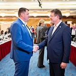 Zum Verhandlungsauftakt begrüßen sich die Verhandlungsführer Oliver Heinrich (IG BCE, links) und Matthias Bürk (BAVC) per Handschlag.  / Foto: Michael Matthey/dpa