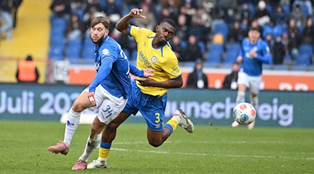 Salomon Nkoa (r, Eintracht Braunschweig) im Zweikampf mit Killian Corredor (SV Darmstadt 98). / Foto: Swen Pförtner/dpa