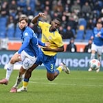 Salomon Nkoa (r, Eintracht Braunschweig) im Zweikampf mit Killian Corredor (SV Darmstadt 98). / Foto: Swen Pförtner/dpa