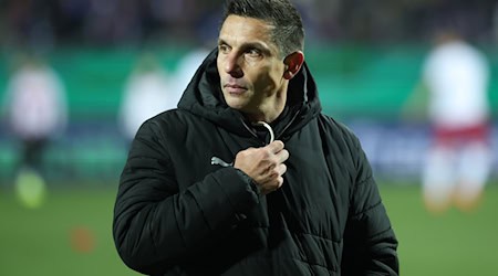 Kiels Trainer Marcel Rapp lobt seinen Kollegen aus Hannover.  / Foto: Christian Charisius/dpa