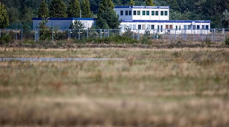 Ende Januar gab es nach Angaben der Stadt Parchim Gespräche mit Vertretern der deutschen Marine über den stillgelegten Flughafen Schwerin-Parchim. (Archivbild) / Foto: Jens Büttner/dpa-Zentralbild/ZB