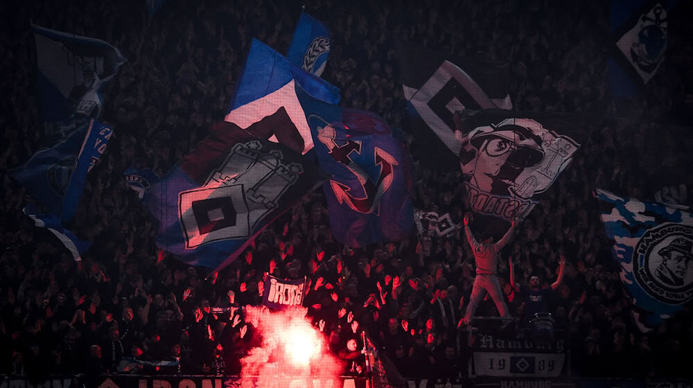 Teures Spiel der Fans mit dem Feuer: HSV muss viel Geld für die Pyroshow seiner Anhänger bezahlen. (Archivbild) / Foto: Christian Charisius/dpa