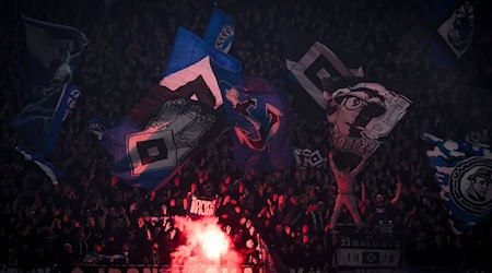 Teures Spiel der Fans mit dem Feuer: HSV muss viel Geld für die Pyroshow seiner Anhänger bezahlen. (Archivbild) / Foto: Christian Charisius/dpa