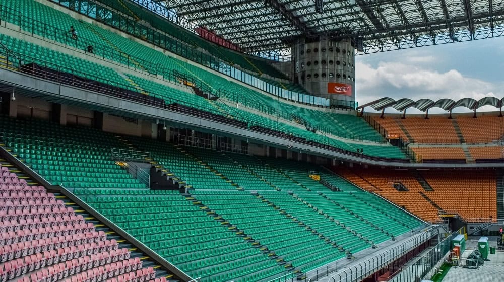 Im San Siro verwandeln sich die gewaltigen Ränge beim Derby della Madonnina in eine der intensivsten Fußballkulissen Europas. / Foto: Dimitris Vetsikas auf Pixabay