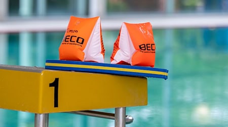 «Die marode Bäderlandschaft hängt wie ein Damoklesschwert über der Schwimmausbildung», sagt DLRG-Präsidentin Ute Vogt. (Archivbild) / Foto: David Inderlied/dpa