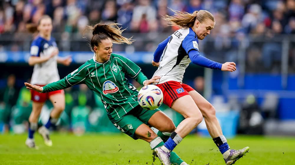 Maja Sternad (l, Werder Bremen) und Annaleen Böhler (Hamburger SV) kämpfen um den Ball. / Foto: Philipp Szyza/dpa