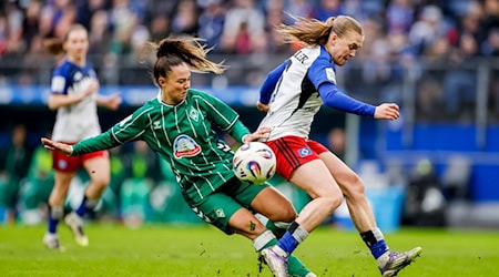 Maja Sternad (l, Werder Bremen) und Annaleen Böhler (Hamburger SV) kämpfen um den Ball. / Foto: Philipp Szyza/dpa