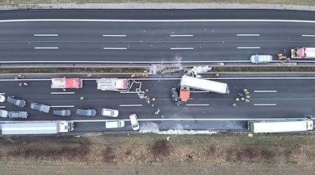 Die Autobahn 7 ist laut Polizei voraussichtlich bis zum Abend gesperrt. / Foto: Polizeiinspektion Hildesheim/dpa
