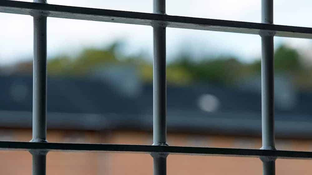 Ein verurteilter Gewalttäter muss nach einem zweiten Prozess vor dem Landgericht Bremen in die Psychiatrie. (Symbolbild) / Foto: Patrick Pleul/dpa