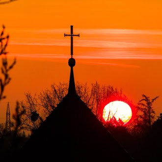Die katholische Kirche in Deutschland will sich in Rom die Erlaubnis einholen, dass auch Laien in Messen predigen dürfen. (Symbolbild) / Foto: Julian Stratenschulte/dpa