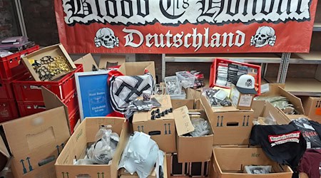 Von Schlagringen bis zu Fahnen reicht das sichergestellte Material. / Foto: --/Polizei Göttingen/dpa