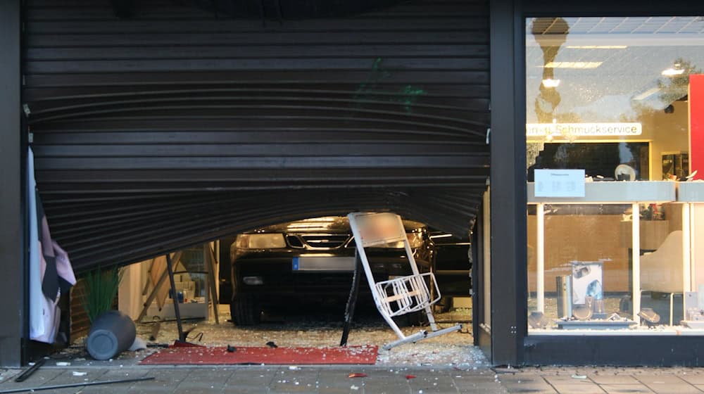Mit einem Auto brechen drei unbekannte Täter in ein Juweliergeschäft in Stuhr ein.  / Foto: Kai Moorschlatt/dpa