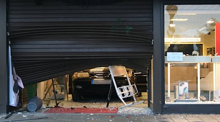 Mit einem Auto brechen drei unbekannte Täter in ein Juweliergeschäft in Stuhr ein.  / Foto: Kai Moorschlatt/dpa