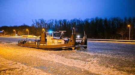Immer mehr Eis auf den Wasserstraßen: Weitere Sperrungen am Mittellandkanal angekündigt. (Archivbild) / Foto: Julian Stratenschulte/dpa
