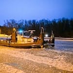 Immer mehr Eis auf den Wasserstraßen: Weitere Sperrungen am Mittellandkanal angekündigt. (Archivbild) / Foto: Julian Stratenschulte/dpa