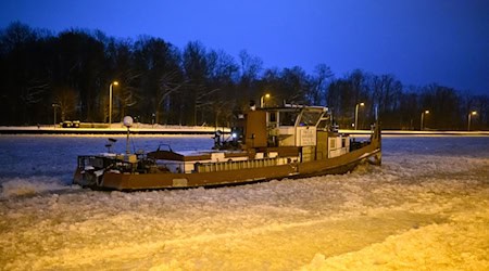 Ein Eisbrecher dreht am frühen Morgen auf dem vereisten Mittellandkanal vor der Schleuse Anderten Runden. / Foto: Julian Stratenschulte/dpa