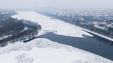 Eine Eisschicht bedeckt teilweise den Maschsee in der Landeshauptstadt. / Foto: Julian Stratenschulte/dpa