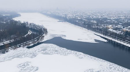 Eine Eisschicht bedeckt teilweise den Maschsee in der Landeshauptstadt. / Foto: Julian Stratenschulte/dpa