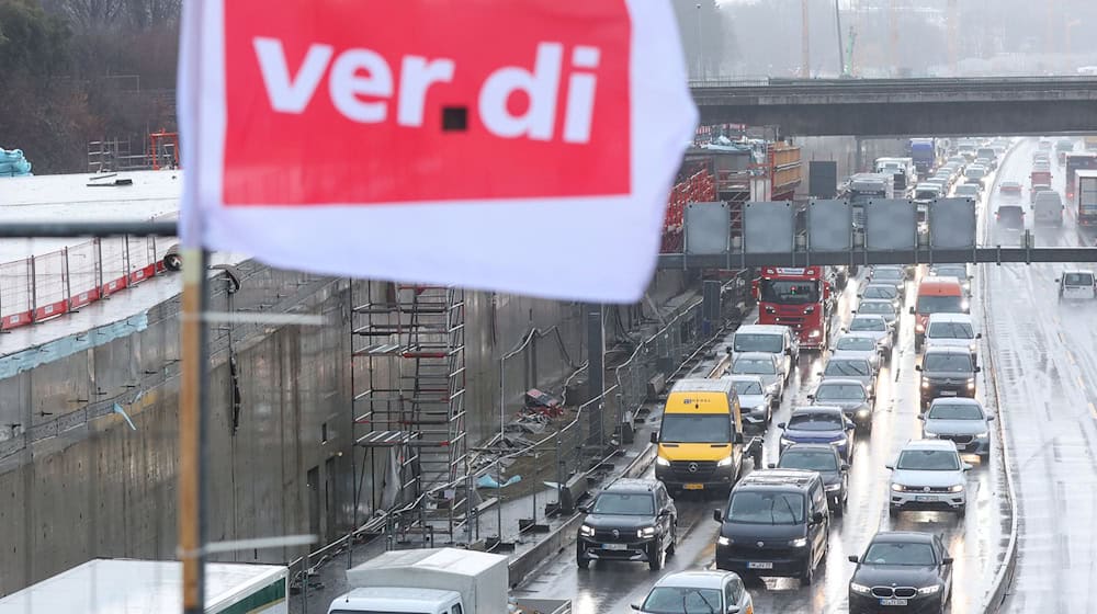Nach Ende des Warnstreiks von Verdi sind am Dienstagmorgen wieder alle Spuren der A7 im Elbtunnel befahrbar. (Archiv) / Foto: Bodo Marks/dpa