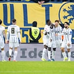 Die SV Elversberg jubelt über ein Tor gegen Braunschweig. / Foto: Harald Tittel/dpa