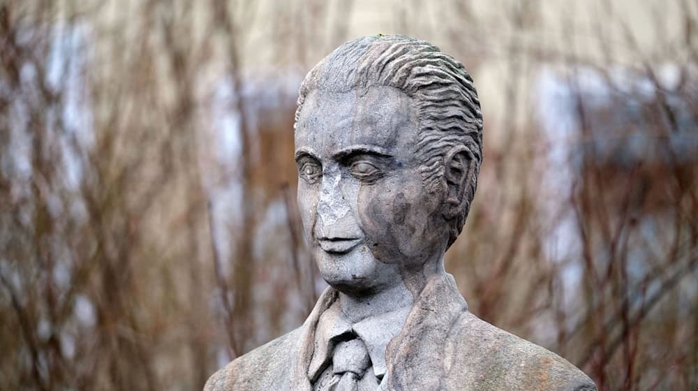 Der Statue von Oskar Schindler fehlt eine Nase. / Foto: Christian Gossmann/dpa