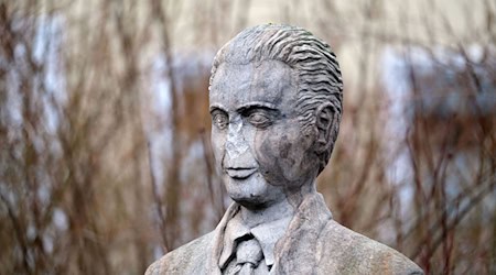 Erneut Nasen von Statuen abgeschlagen