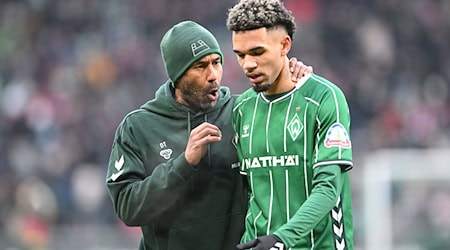 Der neue Werder-Trainer Daniel Thioune und sein Stürmer Justin Njinmah. / Foto: Carmen Jaspersen/dpa
