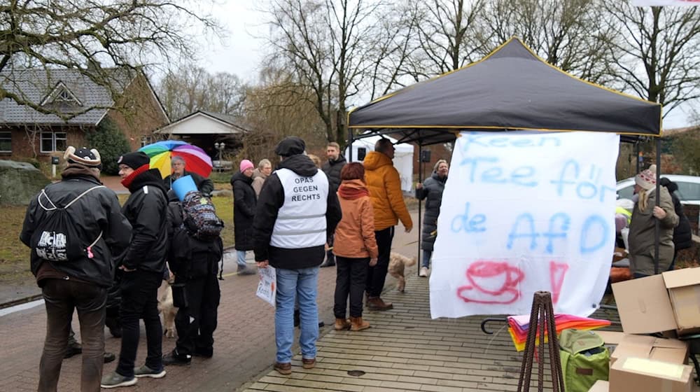 Vor der Gründungsveranstaltung der AfD-Jugend gibt es Protest. / Foto: Jörn Hüneke/dpa