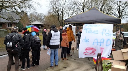 Vor der Gründungsveranstaltung der AfD-Jugend gibt es Protest. / Foto: Jörn Hüneke/dpa