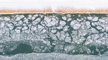 Eisige Temperaturen halten den Nordwesten im Griff. / Foto: Julian Stratenschulte/dpa