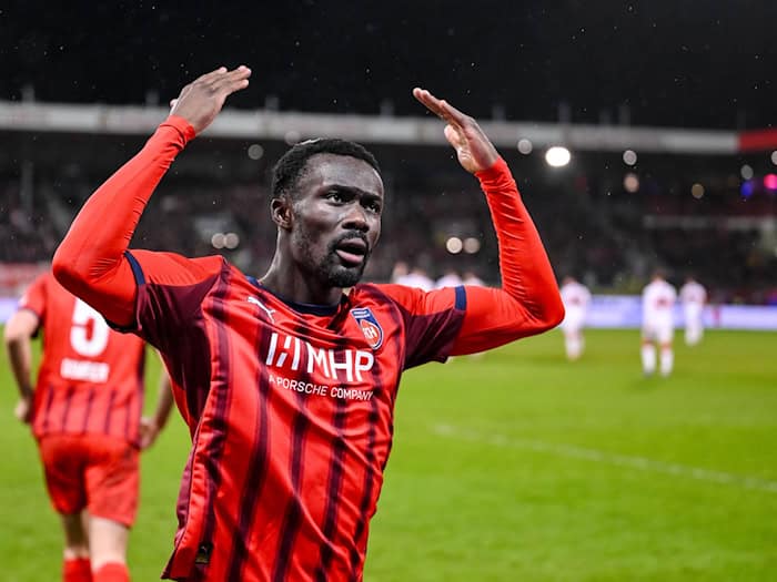 Sirlord Conteh und der 1. FC Heidenheim wollen in Bremen die Wende im Abstiegskampf schaffen. / Foto: Harry Langer/dpa