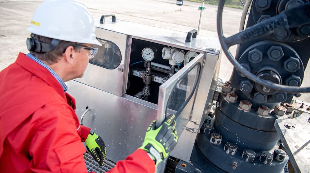 Ein Mitarbeiter von ExxonMobil arbeitet auf einem Gasförderplatz in Niedersachsen. (Archivbild)  / Foto: Sina Schuldt/dpa