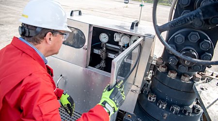 Ein Mitarbeiter von ExxonMobil arbeitet auf einem Gasförderplatz in Niedersachsen. (Archivbild)  / Foto: Sina Schuldt/dpa