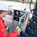 Ein Mitarbeiter von ExxonMobil arbeitet auf einem Gasförderplatz in Niedersachsen. (Archivbild)  / Foto: Sina Schuldt/dpa