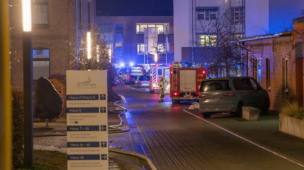 Feuer auf dem Dach: Mehrere Patienten mussten eine Klinik verlassen.  / Foto: Stefan Sobotta/dpa