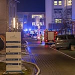 Feuer auf dem Dach: Mehrere Patienten mussten eine Klinik verlassen.  / Foto: Stefan Sobotta/dpa