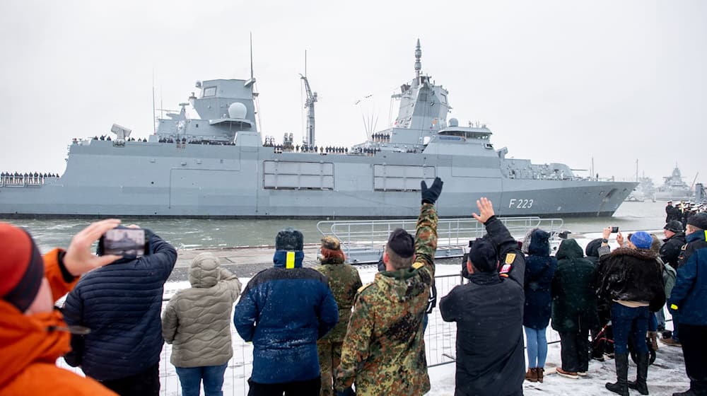 Rund 180 Soldatinnen und Soldaten sind an Bord der Fregatte für den Auslandseinsatz.  / Foto: Hauke-Christian Dittrich/dpa
