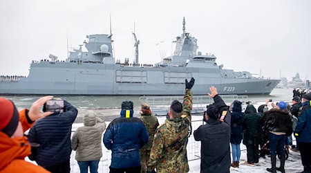 Rund 180 Soldatinnen und Soldaten sind an Bord der Fregatte für den Auslandseinsatz.  / Foto: Hauke-Christian Dittrich/dpa
