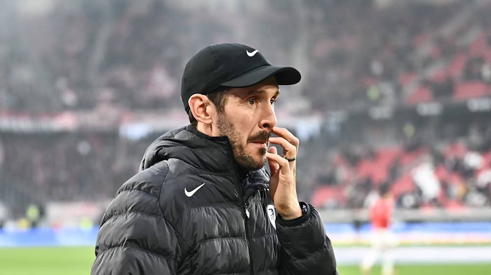 Freiburgs Coach Julian Schuster fragt sich, warum Gegner Werder Bremen den Trainer gewechselt hat. (Archivbild) / Foto: Silas Stein/dpa