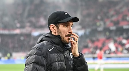 Freiburgs Coach Julian Schuster fragt sich, warum Gegner Werder Bremen den Trainer gewechselt hat. (Archivbild) / Foto: Silas Stein/dpa