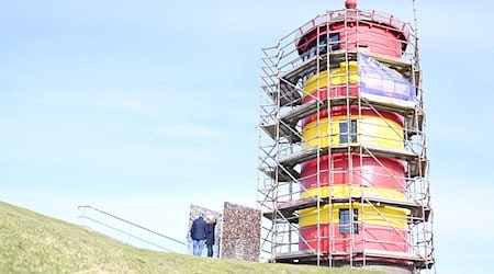 Für den Neuanstrich ist der Pilsumer Leuchtturm eingerüstet. / Foto: Lars Penning/dpa